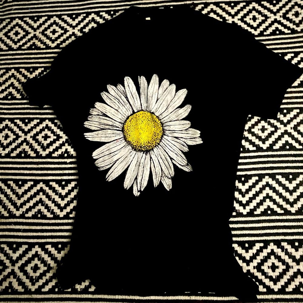 Black T-Shirt with Daisy in Women’s Large